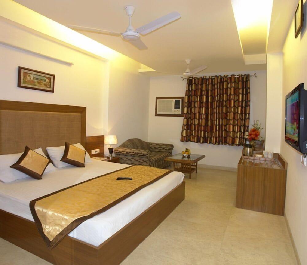 Hotel Apra Deluxe New Delhi Eksteriør billede