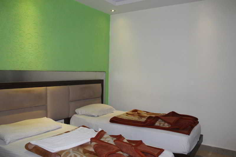 Hotel Apra Deluxe New Delhi Eksteriør billede