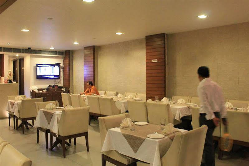 Hotel Apra Deluxe New Delhi Eksteriør billede