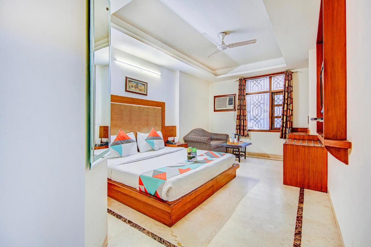 Hotel Apra Deluxe New Delhi Eksteriør billede